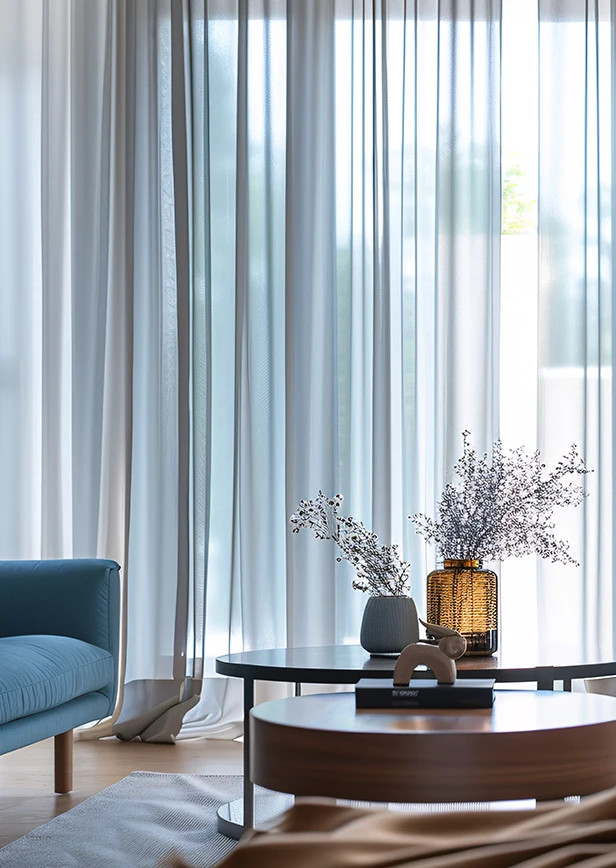 Bir evin içerisinde çekilmiş tül perde fotoğrafı